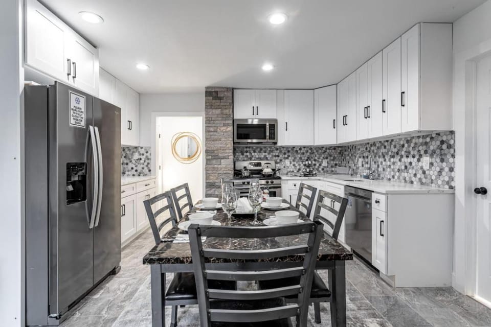 Modern 4BR 2BA 9 Beds NYC MetLife Free Parking Apartment in Bayonne