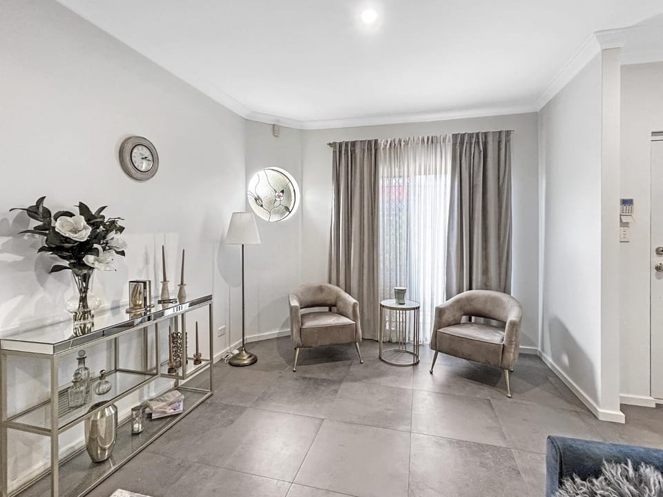 Bright 3-Bed House with Garage Parking House in Bentley