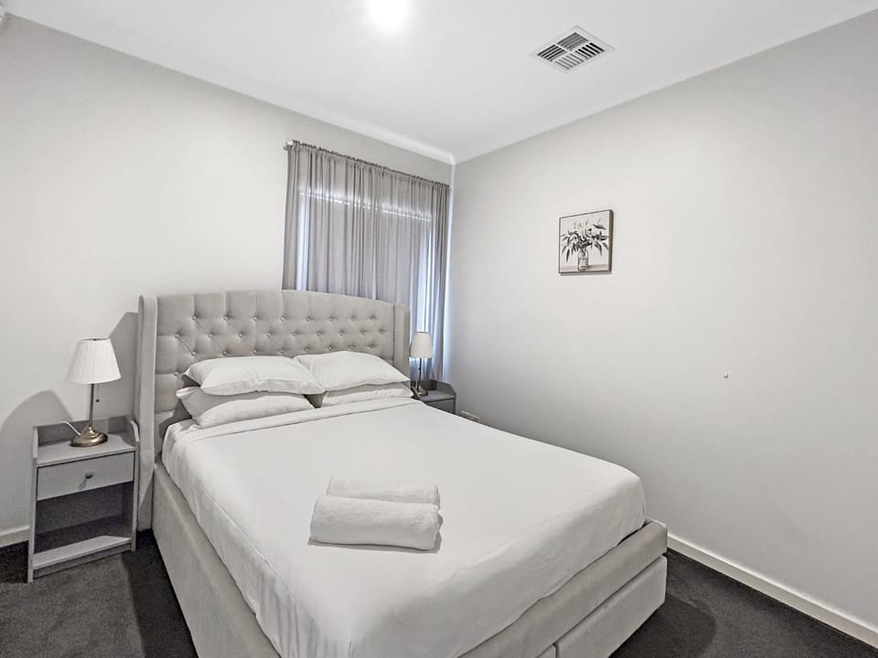 Bright 3-Bed House with Garage Parking House in Bentley