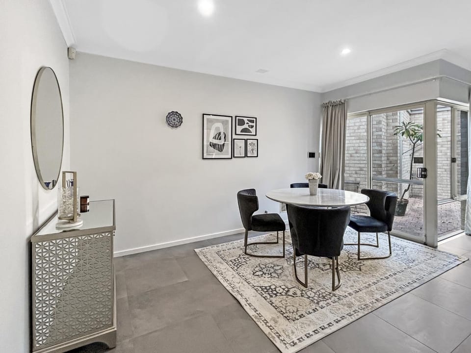 Bright 3-Bed House with Garage Parking House in Bentley