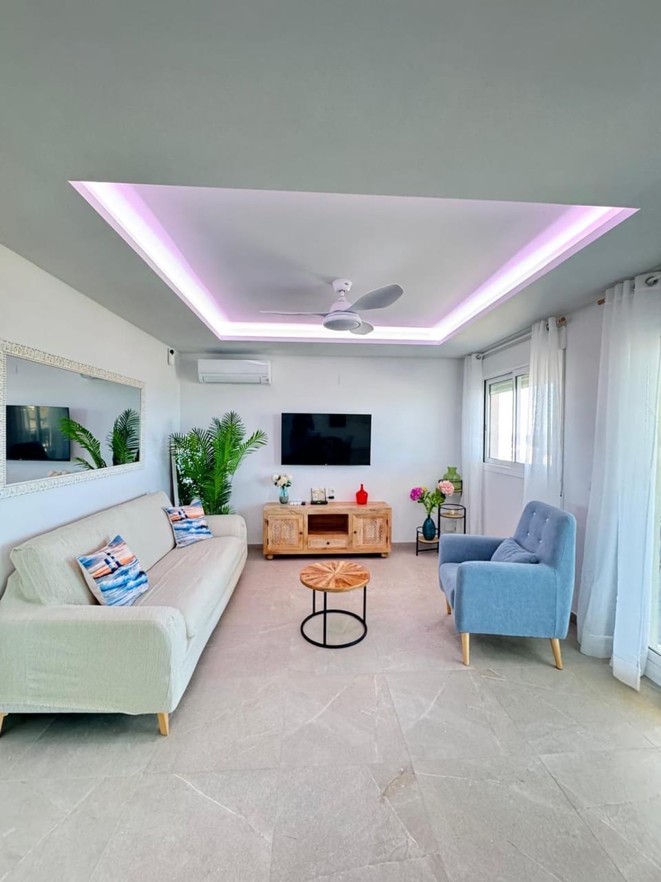 Communal lounge/ TV room