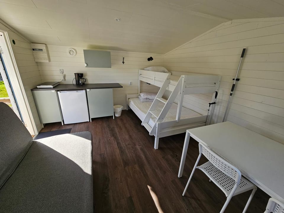 Bed, Photo of the whole room, Dining area, Bedroom, bunk bed, stove