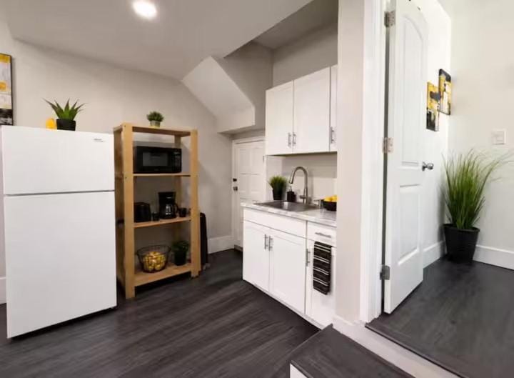 Private Furnished Studio with WiFi & Utilities - Near LA Attractions Apartment in North Hills