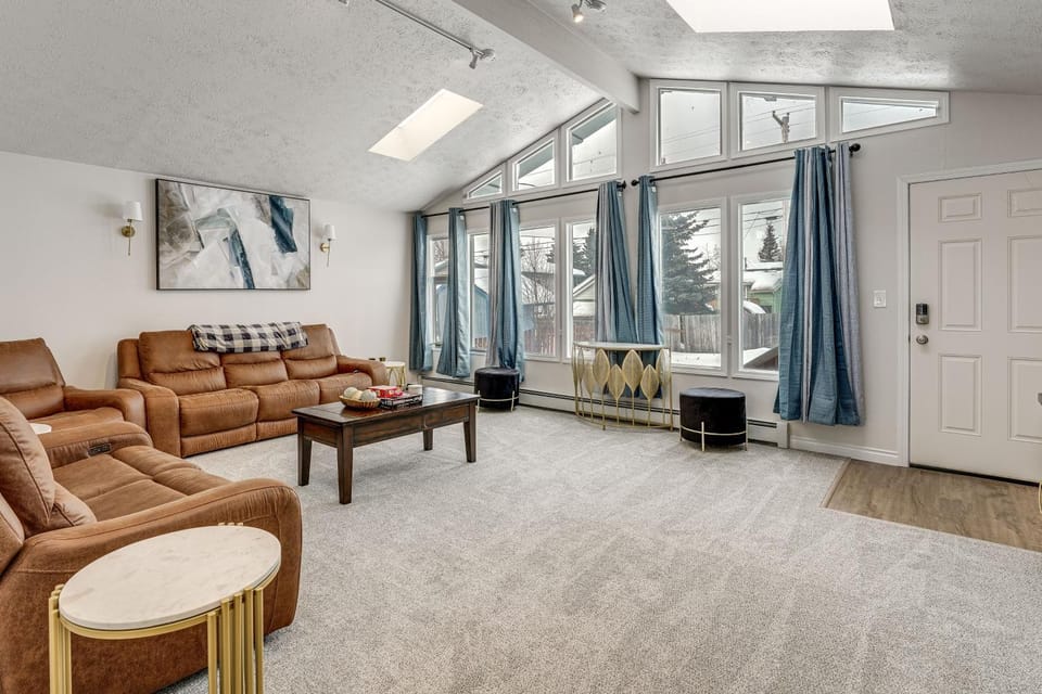 3 Mi to Dtwn: Group Retreat in Anchorage! House in Spenard