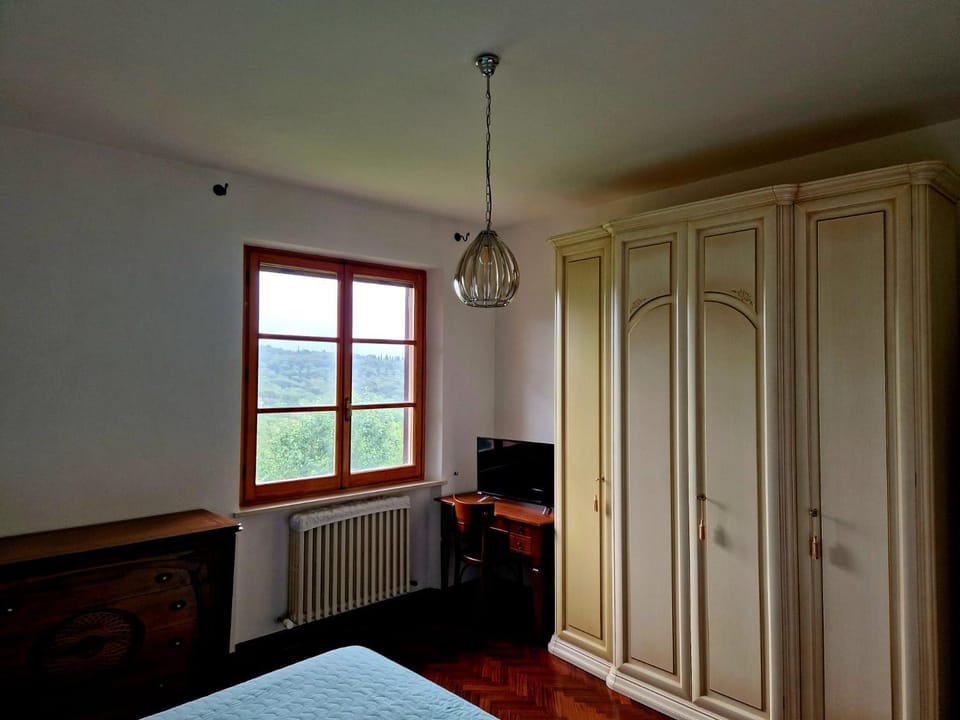 Photo of the whole room, Bedroom, wardrobe