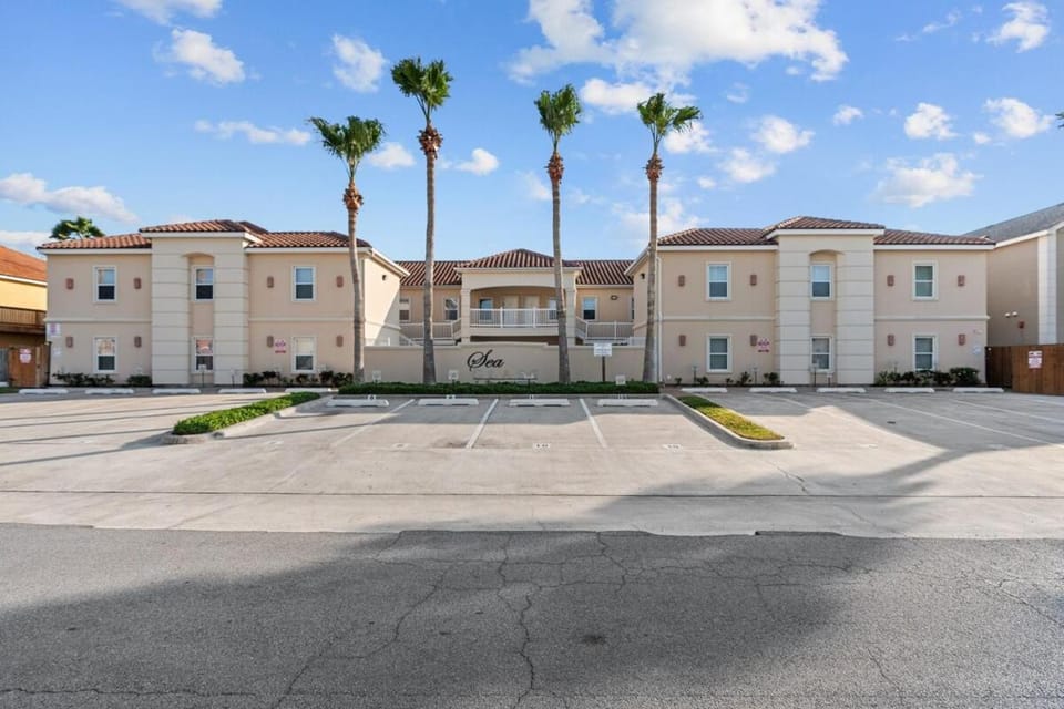 Relaxing 3-3 Ground-Floor Condo-Walk to Beach-Pool Apartment in South Padre Island