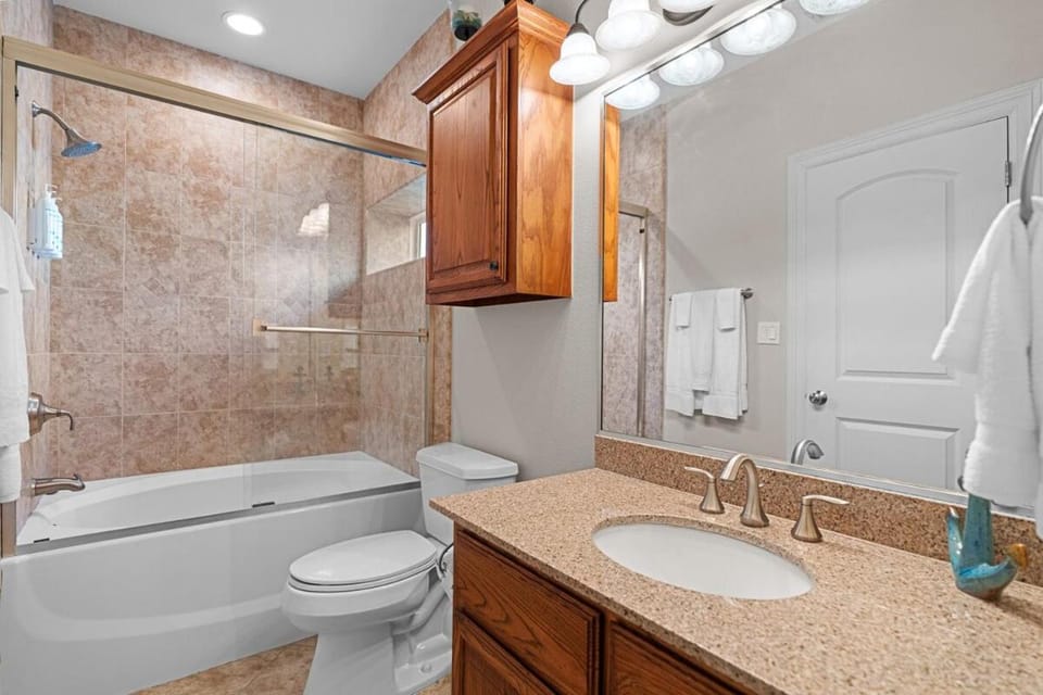 Relaxing 3-3 Ground-Floor Condo-Walk to Beach-Pool Apartment in South Padre Island
