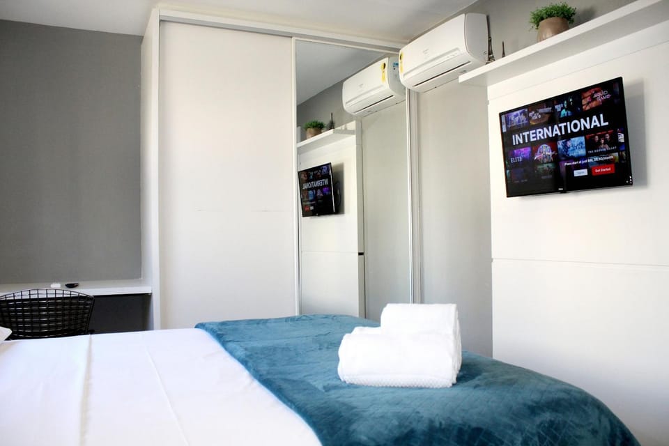 Bed, TV and multimedia, Bedroom