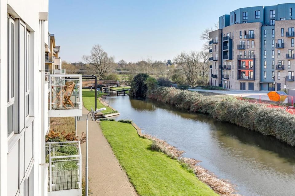 Modern 2Bed, City Centre, Private parking, Balcony Apartment in Chelmsford