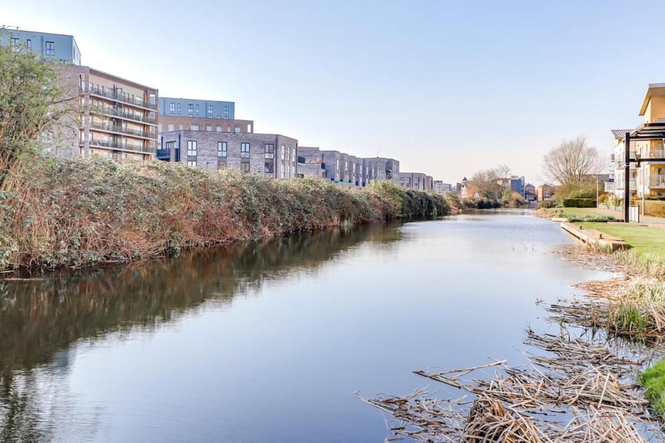 Modern 2Bed, City Centre, Private parking, Balcony Apartment in Chelmsford