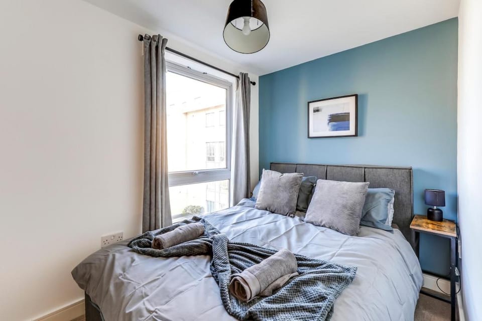 Modern 2Bed, City Centre, Private parking, Balcony Apartment in Chelmsford