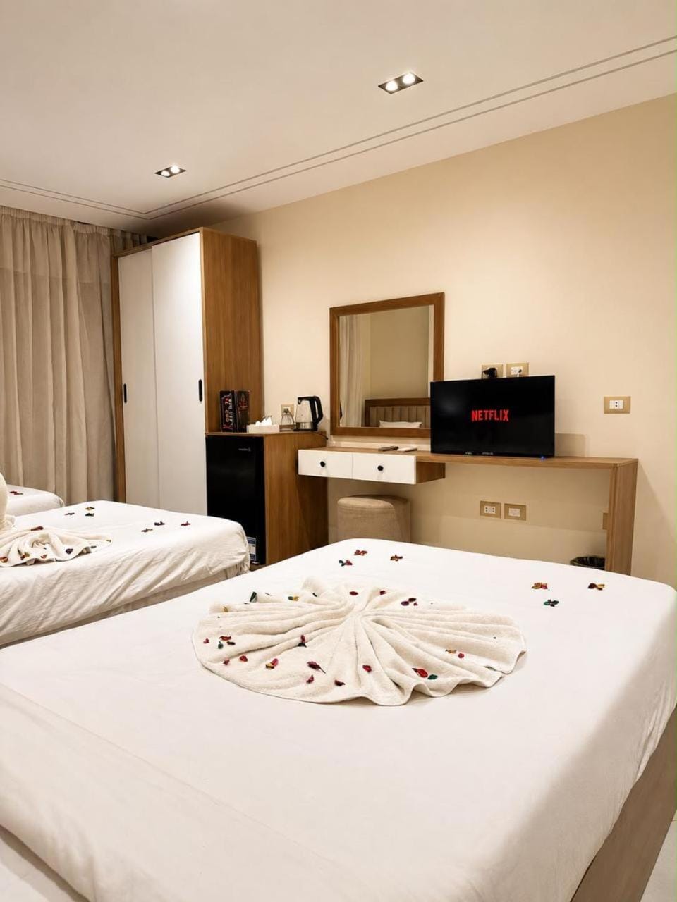 Bed, TV and multimedia, Photo of the whole room, Bedroom, towels, wardrobe