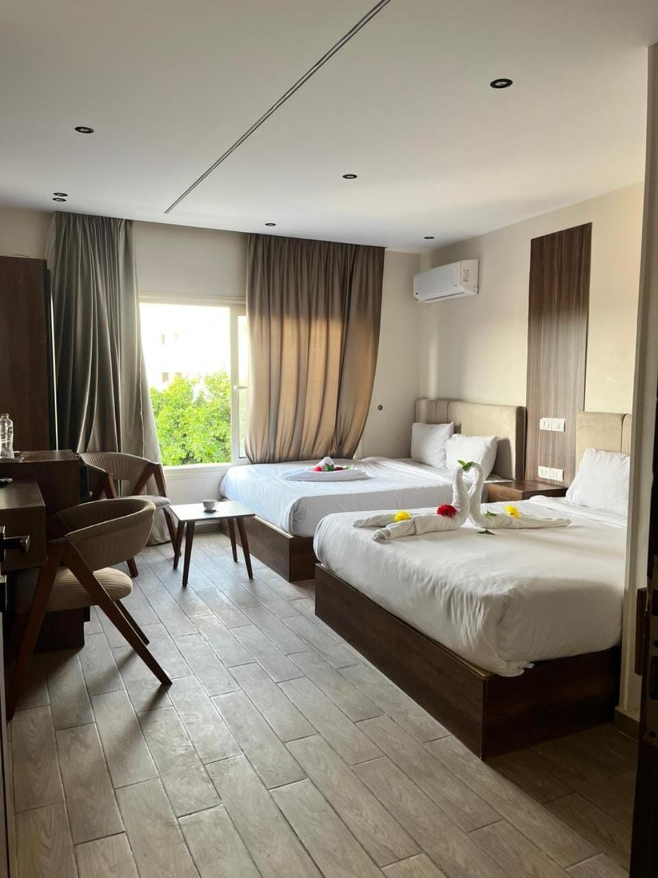 Living room, Food and drinks, air conditioner