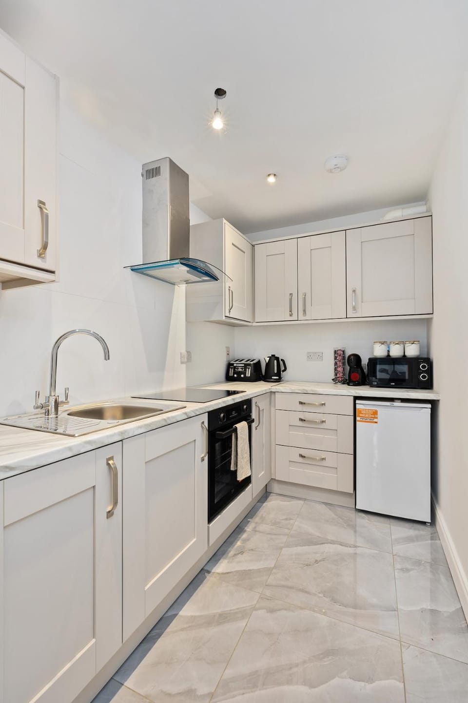 Coffee/tea facilities, microwave, kitchen