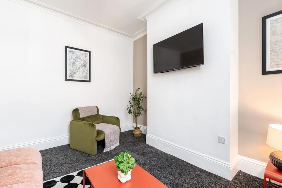 Communal lounge/ TV room, TV and multimedia, Living room, Seating area, Evening entertainment