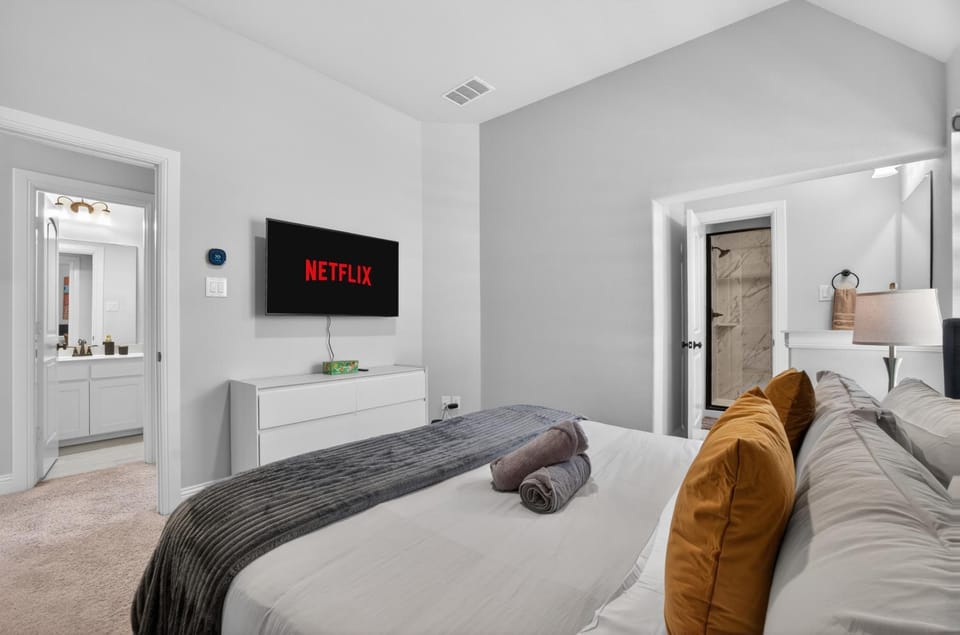 Bed, TV and multimedia, Photo of the whole room, Bedroom