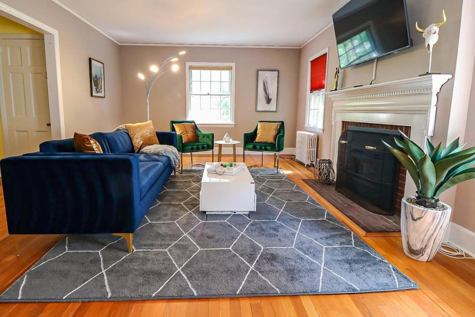 Lofty Elegant Home • Downtown Princeton • 3BR Apartment in Princeton