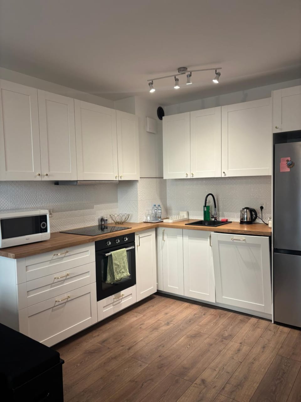 Coffee/tea facilities, Kitchen or kitchenette, dishwasher, stove