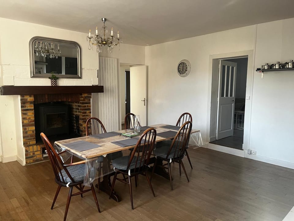 Kitchen or kitchenette, Dining area, flat iron, pet friendly, stove