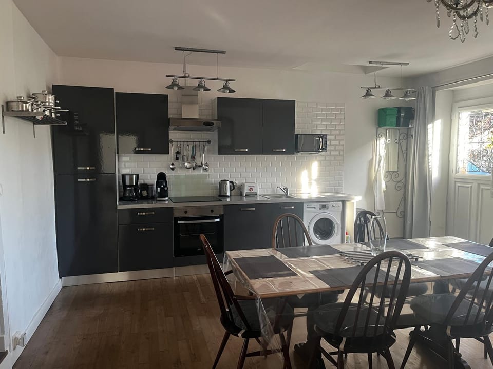 Kitchen or kitchenette, Dining area, dishwasher, oven, pet friendly, stove, toaster, washing machine