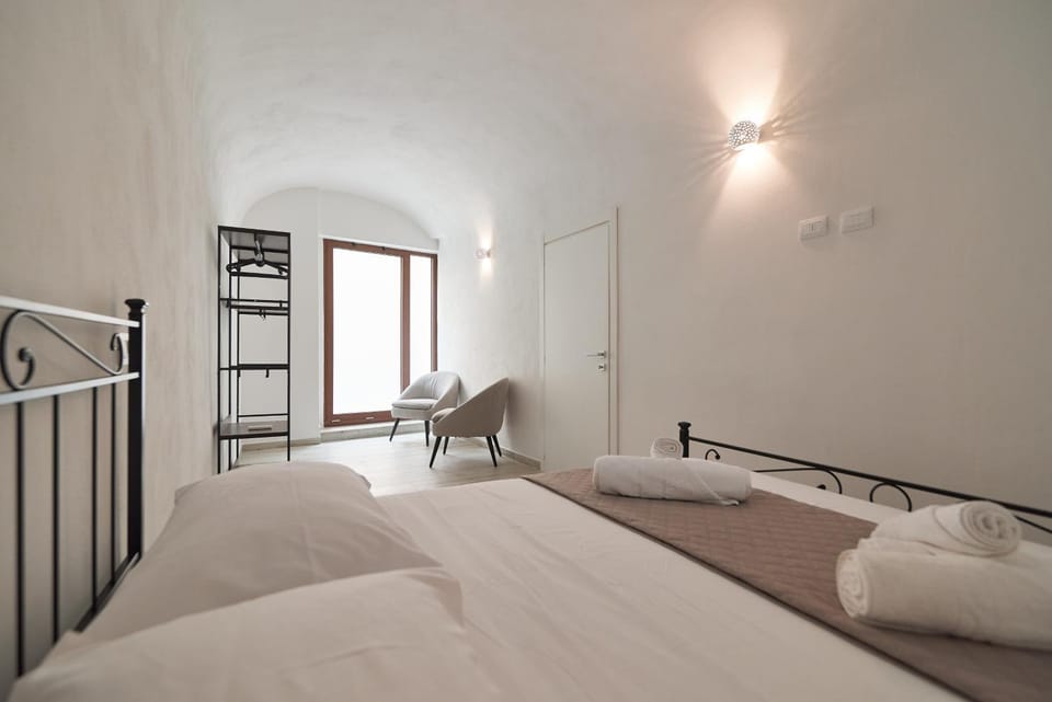 Photo of the whole room, Bedroom, towels