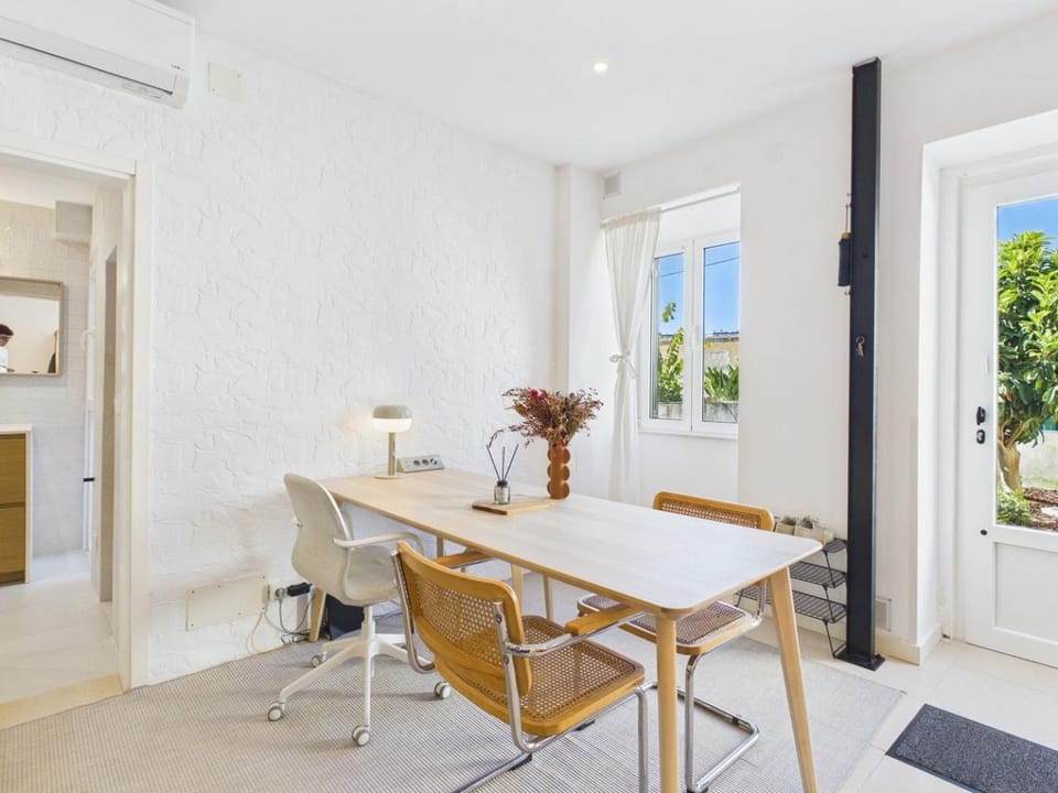Cozy 1BR w/ AC & Shared Garden – Almada | By Airnest Apartment in Setubal District