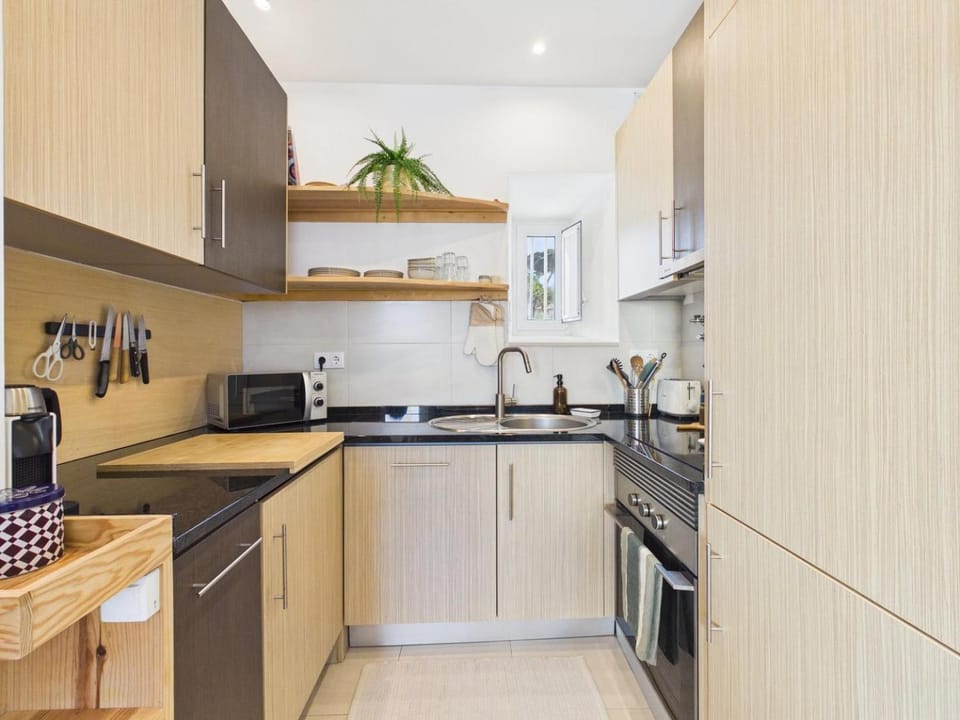 Cozy 1BR w/ AC & Shared Garden – Almada | By Airnest Apartment in Setubal District