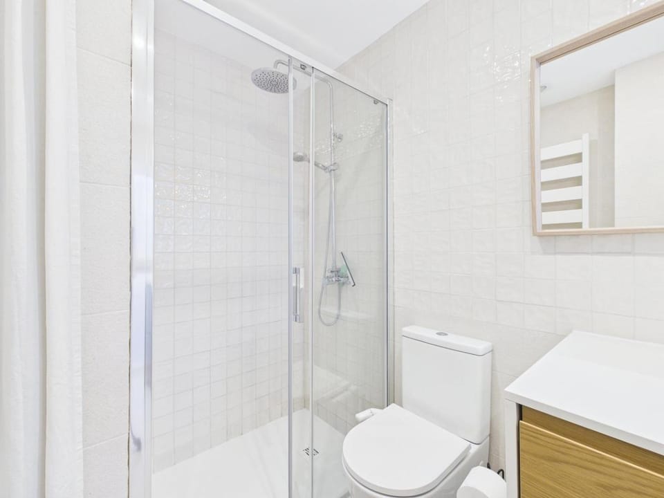 Cozy 1BR w/ AC & Shared Garden – Almada | By Airnest Apartment in Setubal District