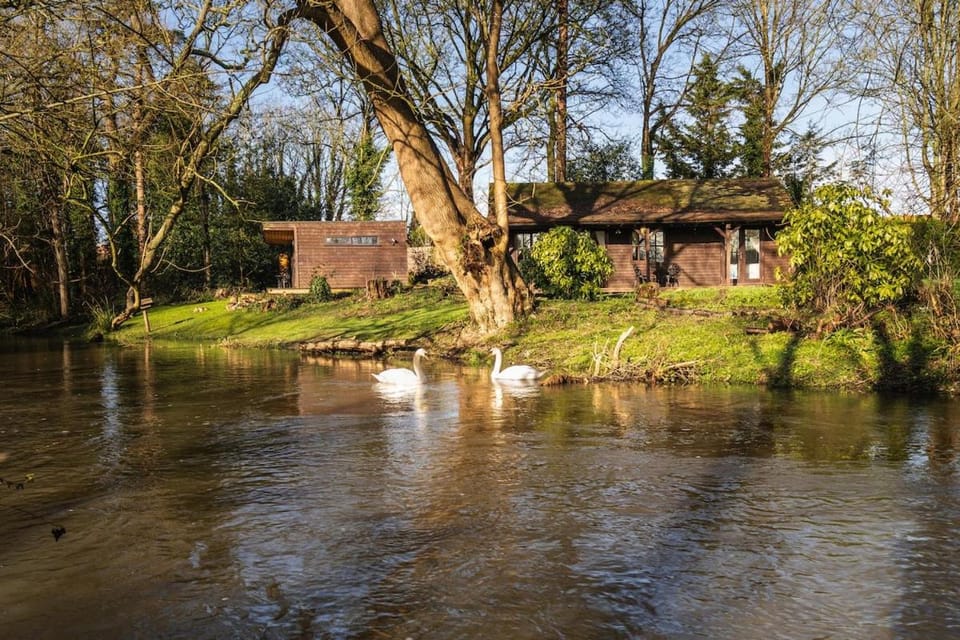 2 Chalets Sleeps 4 Peaceful Retreat Apartment in Watford