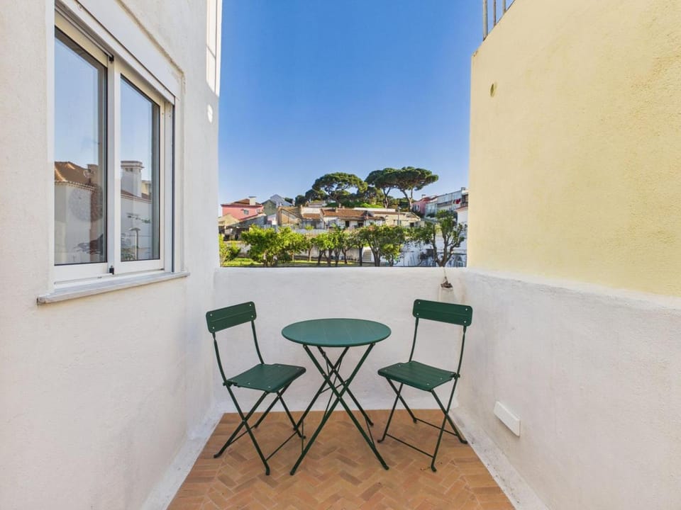 Cozy 1BR w/ AC, Terrace & Shared Garden – Almada | By Airnest Apartment in Setubal District
