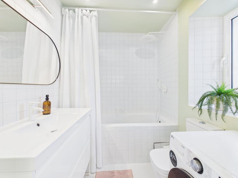 Cozy 1BR w/ AC, Terrace & Shared Garden – Almada | By Airnest Apartment in Setubal District