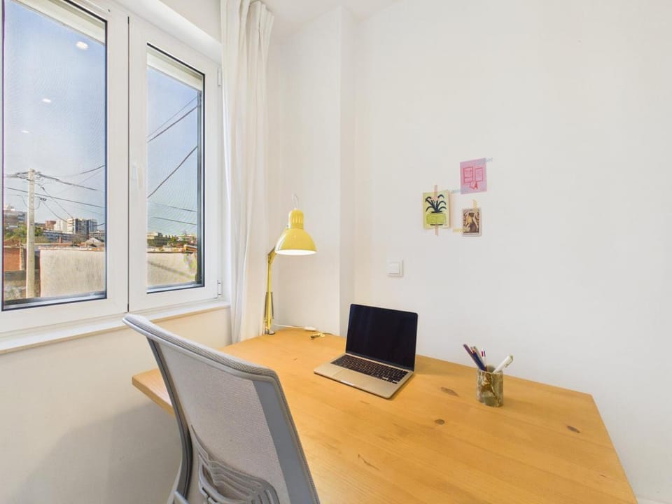 Cozy 1BR w/ AC, Terrace & Shared Garden – Almada | By Airnest Apartment in Setubal District