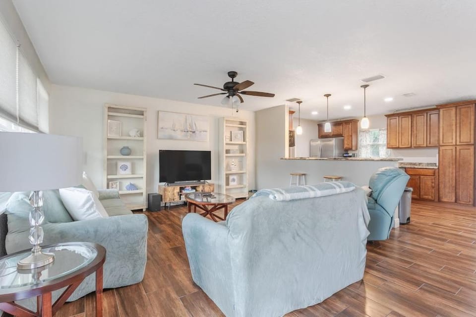 Coastal Getaway - Near FIT, Downtown, and Beach House in Melbourne