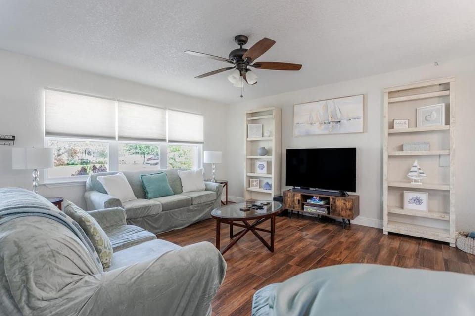 Coastal Getaway - Near FIT, Downtown, and Beach House in Melbourne