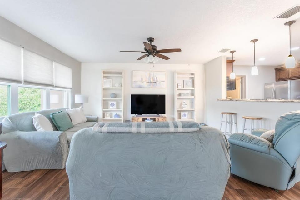 Coastal Getaway - Near FIT, Downtown, and Beach House in Melbourne