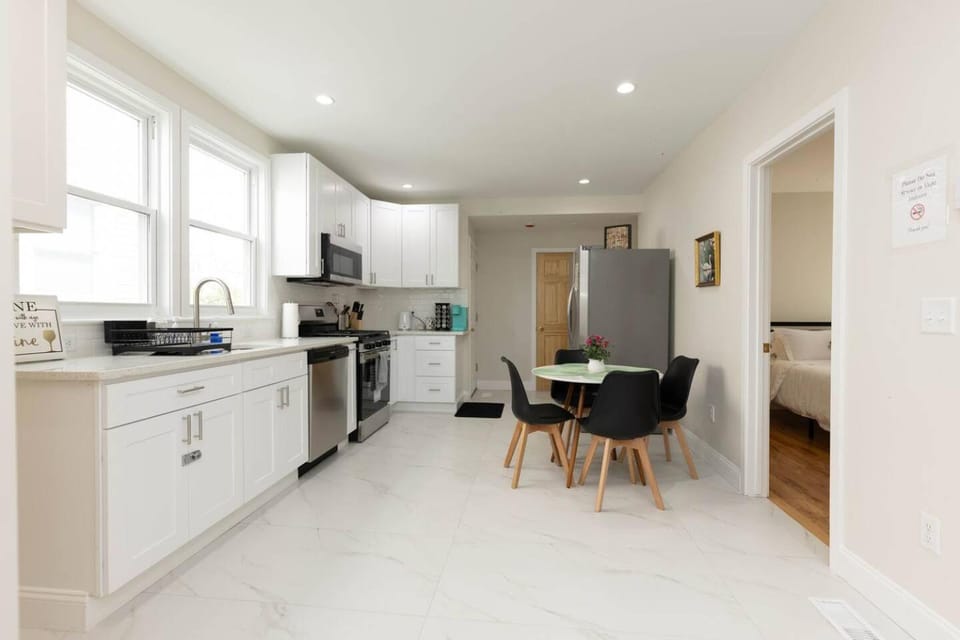 Kitchen or kitchenette, Dining area, oven