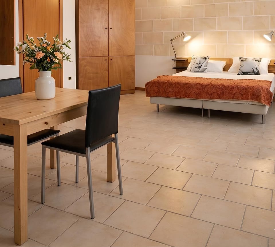 Bed, Photo of the whole room, Dining area, Bedroom
