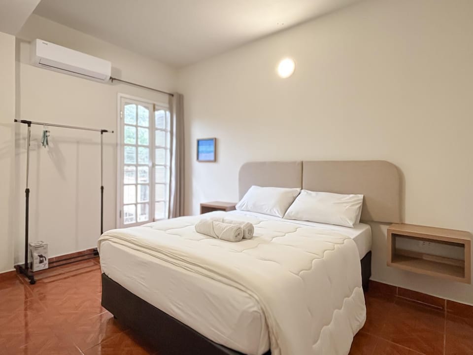 Bed, Day, Balcony/Terrace, Photo of the whole room, Bedroom, Autumn, Street view, Sunrise, flat iron, furniture, heating, internet, towels, wardrobe, air conditioner