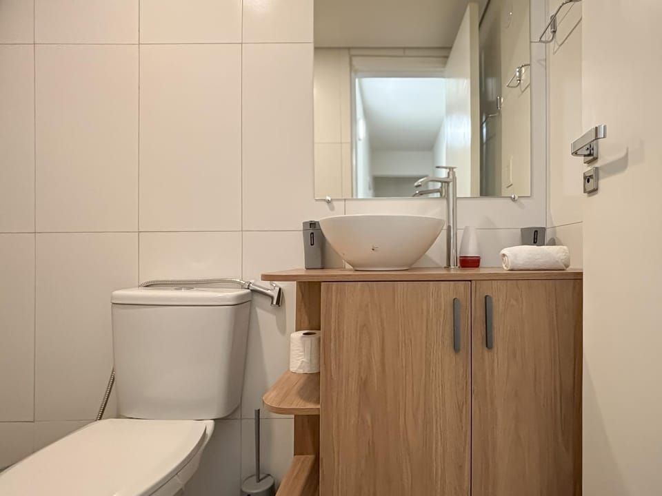 Shower, Toilet, Bathroom, furniture, towels