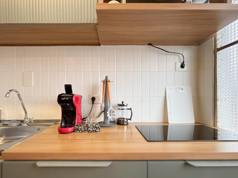 Coffee/tea facilities, Kitchen or kitchenette, furniture, internet, microwave, stove
