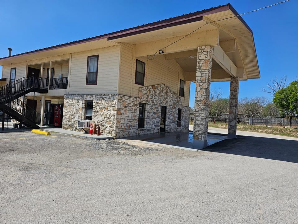 Executive Inn Motel in Comfort