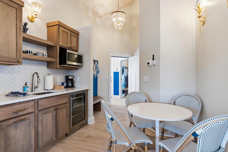 Kitchen or kitchenette, Dining area, microwave, toaster, air conditioner