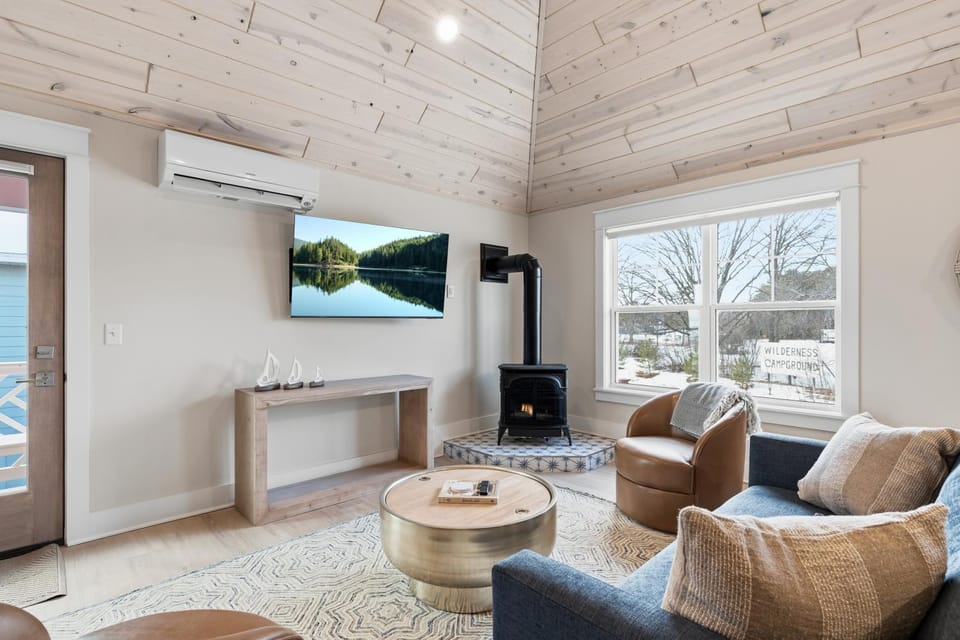 Bed, Day, TV and multimedia, View (from property/room), Living room, Seating area, fireplace, furniture, air conditioner