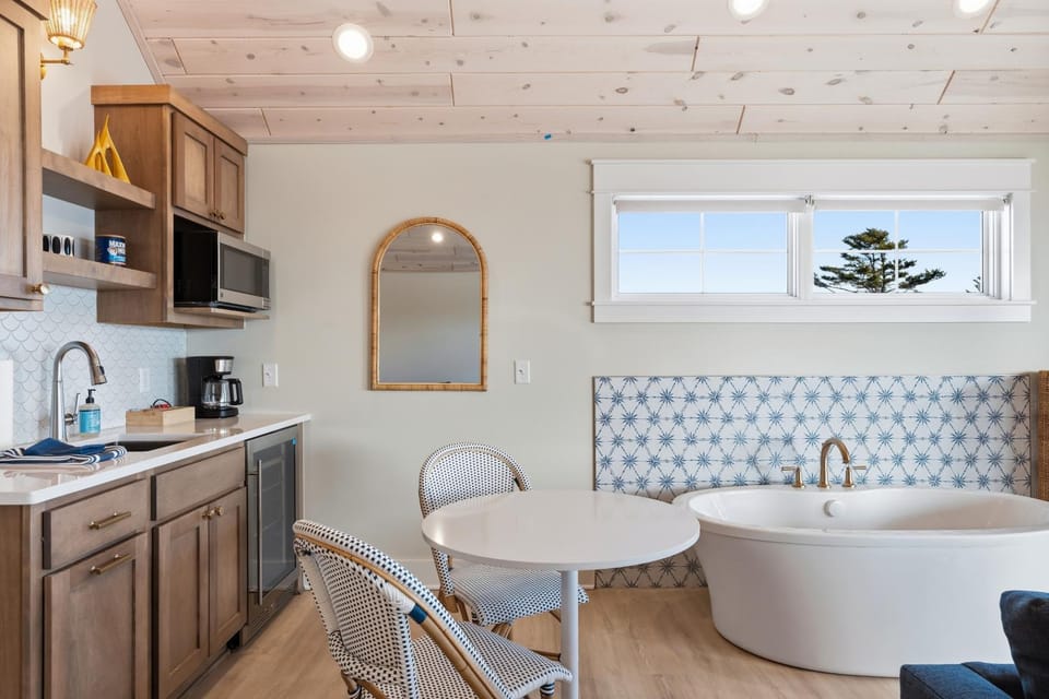 Day, Kitchen or kitchenette, Seating area, Dining area, Bath, furniture