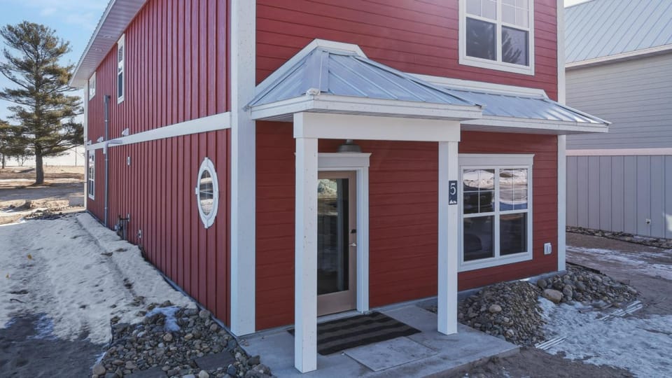 Property building, Facade/entrance, Day, Winter