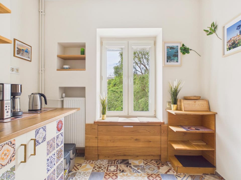Kitchen or kitchenette, Photo of the whole room, Food