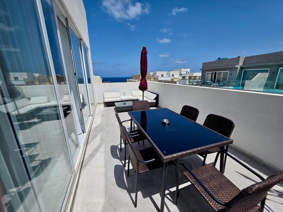 Day, View (from property/room), Balcony/Terrace, Seating area, Dining area, Sea view