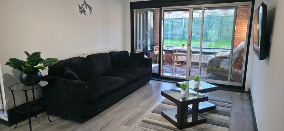 Communal lounge/ TV room, Garden, Living room