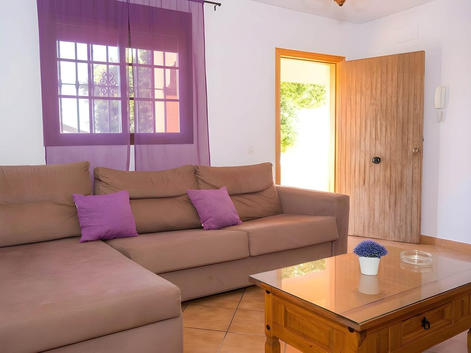 Casa con terraza cerca del pueblo solo alquilamos a familias Apartment in La Janda