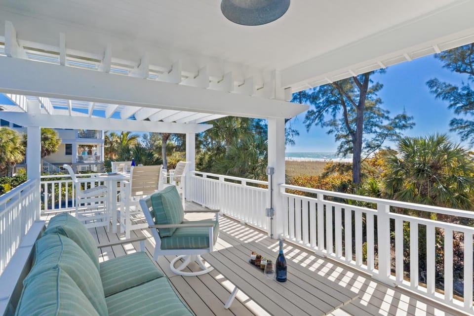 A Perfect Day: Gulf Front! Rooftop Deck, Putt Putt, Pool Spa by Anna Maria Life House in Anna Maria Island